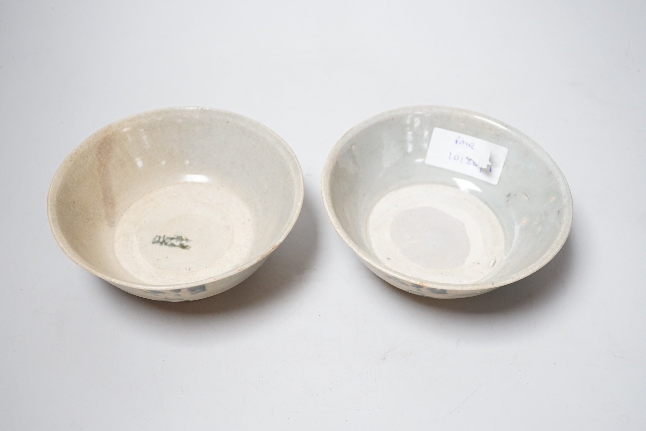 A pair of Tek Sing cargo blue and white bowls, 15cm diameter
